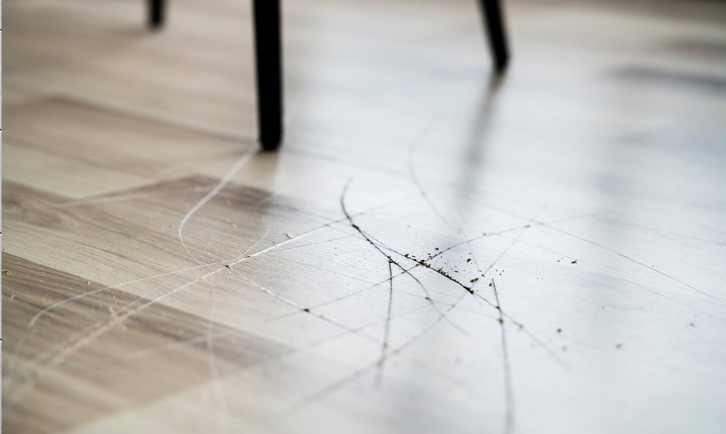 Repair scratches on cold and porous floors